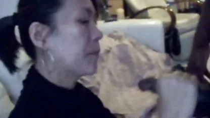 Mlada severina erotski film djevojka obrija noge u kupaonici i ne zna da je tamo postavljena skrivena kamera