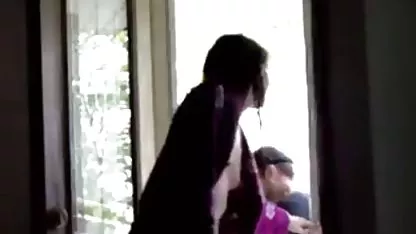 Dvojica profesora usisala su crni kurac kroz rupu u zidu eroticki filmovi