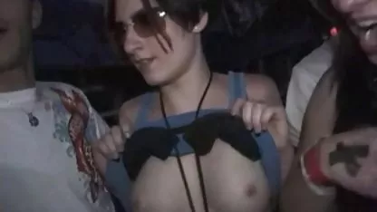 Cutie u katarina erotski film kratkoj suknji skoči na člana crnca