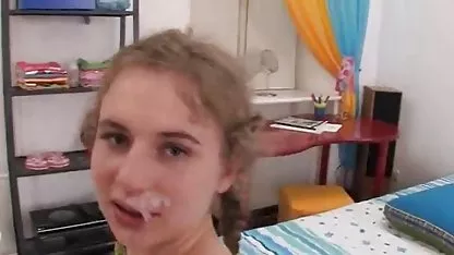Lijepe plavuše iz DDF eritski filmovi mreže vješto masturbiraju