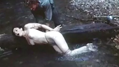 Djevojka u crvenoj haljini napravila je puhanje kroz rupu u youtube erotski filmovi zidu