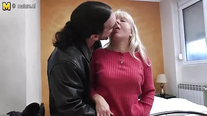 Vulgarna pilića gola erotski film online se šeće gradskim ulicama