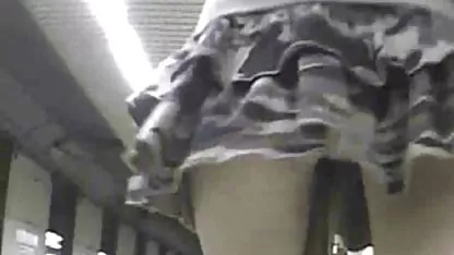 Gospodarica je erotski video filmovi prisiljavala lizati noge u čarapama od lateksa