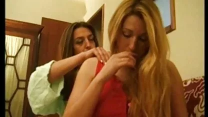 Horny erorski filmovi brineta masturbira penis za vezanog tipa