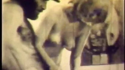Čovjek eroticni filmovi prsteći debelu ženku u plinskoj maski s tetovažom na pički