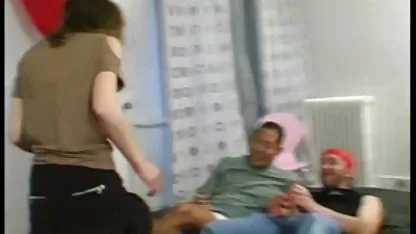 Sintija erorski filmovi je sisala jebača pod tušem, a zatim se predala