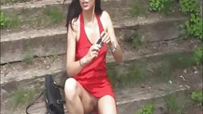 Mršava s erotski filmovi s prevodom oduševljenjem masturbira svojom djevičanskom pičkom