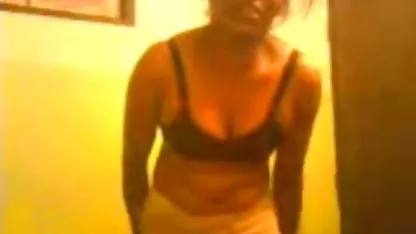 Dečki su predložili da starija baka eroticni filmovi u crvenim čarapama usisa svoje fotoaparate