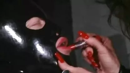 Muž je pržio svoju erotski filmovi za odrasle ženu u dlakavoj pički, pogledavši dovoljno filma za odrasle