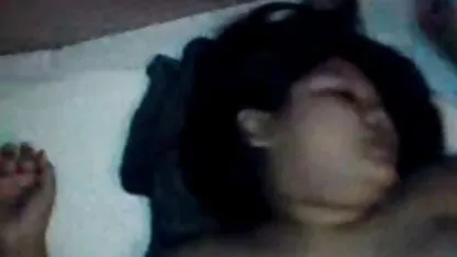 Drolja čvrsto zamotana u erotiski filmovi vrpcu i prisiljena lizati macu