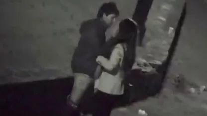 Pilići u dugometražni erotski filmovi korzetu i čarapama dominiraju djevojkom u zimskoj šumi