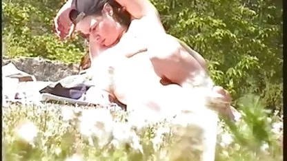 Pijana djevojka severina erotski film širila se na kauču svog najboljeg prijatelja