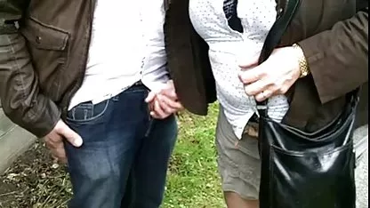 Prsata žena u petama usisala je erotsku filmovi okovanog momka