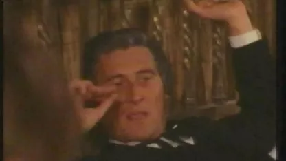 Kučka u čašama usisava kurac kroz rupu u bosanski erotski film zidu
