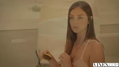 Gola ženka u kafiću kupuje erotski film online sebi shawarmu