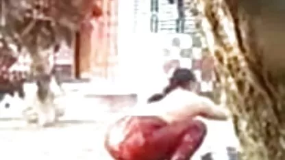 Seksi brineta gurnula je dva gledanje erotskih filmova kurca u jednu analnu rupu