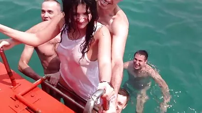 Atraktivna beba erotski filmovi sa prevodom online zbog usamljenosti samozadovoljava se pod tušem