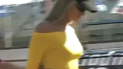 Seksi brineta igra se sa erotski film severina svojom pičkicom pod tušem