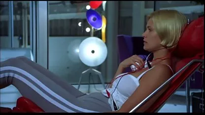 Mila domaći erotski filmovi u trapericama stavila je ruku u analnu rupu