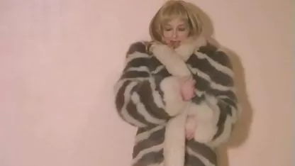 Dominirana mlada djevojka, zrela lezbijka dovodi bosanski erotski film je do orgazma s vibratorom