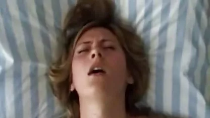 Biseksualan muškarac uzeo strani erotski filmovi je falus u usta