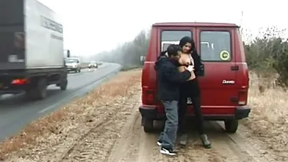 Kučka u crnim čarapama s neobrijanom bosanski erotski filmovi pičkicom piška u ogromnoj vazi