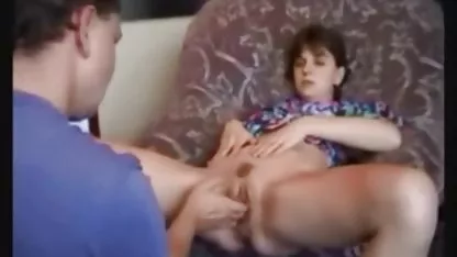 Vičući azijski gledalica erotski filmovi skače po guzi na penisu