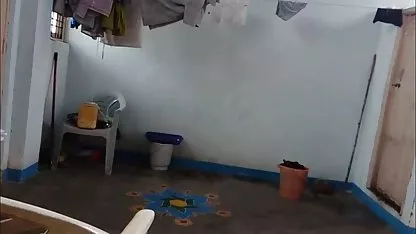 Beba eritski filmovi u pletenoj suknji poslužila je dva momka odjednom
