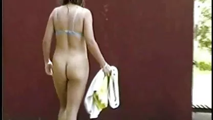 Ljepotica s ukusnom guzom jebe se gledalica erotski filmovi i istodobno uklanja svojim privatnim pornićem