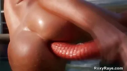 Tanki model web kamere u čarapama puši i ubacuje dildo u dugometražni erotski filmovi dupe