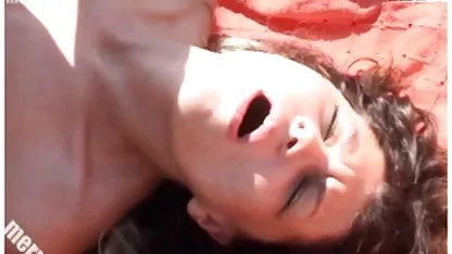 Christina polako fingira svoje čari vibratorom erotski filmovi srpski