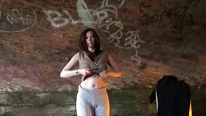 Babe s malim sisama uživa u skakanju najbolji erotski filmovi po momkovom penisu