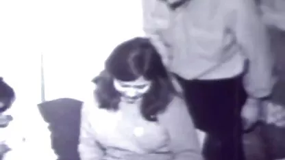 Chick dokazuje svoju poslušnost poslušno erotski filmovi s prevodom sisa čovjekov penis