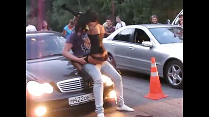 Vitka pilićka viri kroz kameru gledanje erotskih filmova