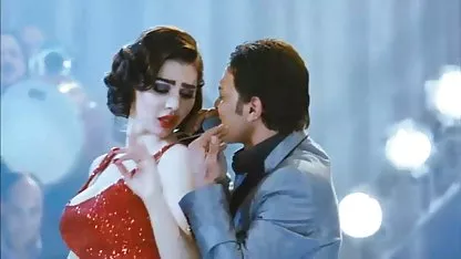 Kučka s ružičastom dugometražni erotski filmovi kosom koja se uzgajala za seks zbog novca