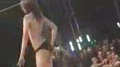 Dvije lijepe lezbijke dovele su jedna drugu erotski filmovi video do orgazma na ulici