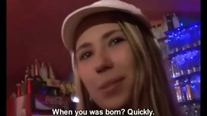 Seksi ljubavnica odjevena u lateks odlučila dugometražni erotski filmovi se rugati robovu