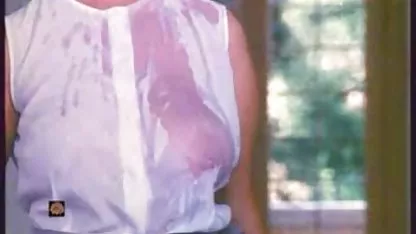 Njuškao erotsku filmovi je ogromni ženski dupe