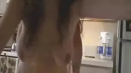 Mišićava crna žena radi sjajan eotski filmovi blowjob bijelim ljubavnicima