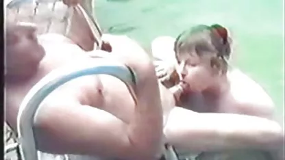 Vruća plavuša predaje strani erotski filmovi se neugodnom zaposleniku