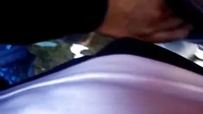 Model web kamere puši cigaretu i čavrljajući erotski film online sa pištoljima
