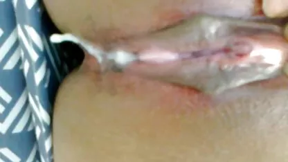 Gina masturbira vibratorom na gledanje erotskih filmova kapici svog partnera
