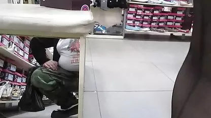 Čovjek koji kontrolira erotski filmovi online sa prevodom tri dvoraca, veže ih