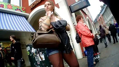 Vesela djevojčica pokazuje okruglu guzu u katarina erotski film čavrljanju s RuNetom